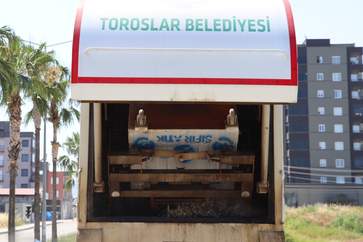 TOROSLAR’DA ÇÖP KONTEYNERLERİ YIKANIP DEZENFEKTE EDİLİYOR - Görsel 4