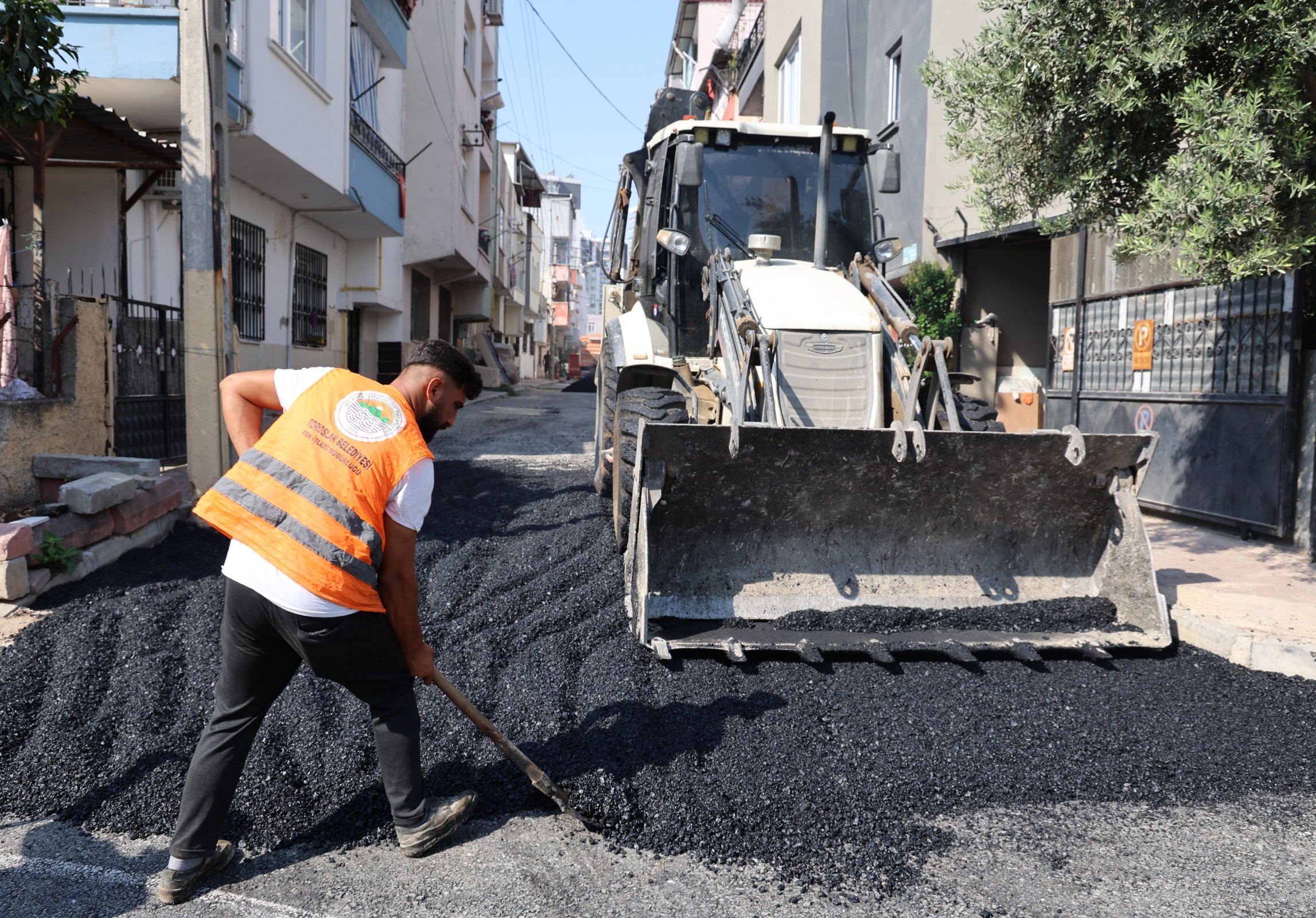 TOROSLAR’DA YOL VE KALDIRIM ÇALIŞMALARI SÜRÜYOR