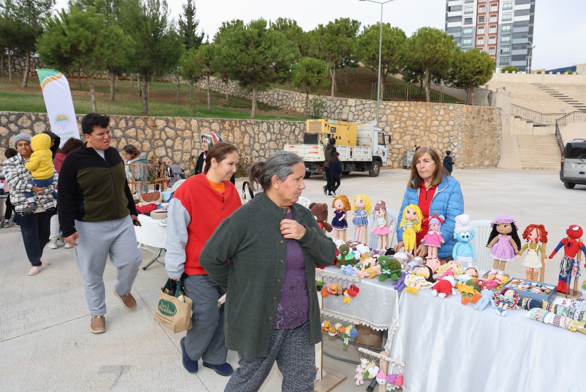 TOROSLAR BELEDİYESİNİN ÜRETİCİ KADIN STANTLARI BU KEZ YILBAŞI İÇİN KURULDU