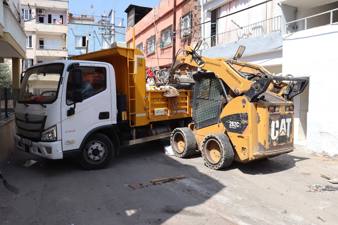 TOROSLAR’DA ÇÖP EVE TEMİZLİK OPERASYONU