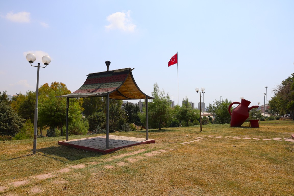 TOROSLAR’DA PARKLAR YENİLENİYOR, VATANDAŞLARA DAHA KONFORLU ALANLAR SUNULUYOR