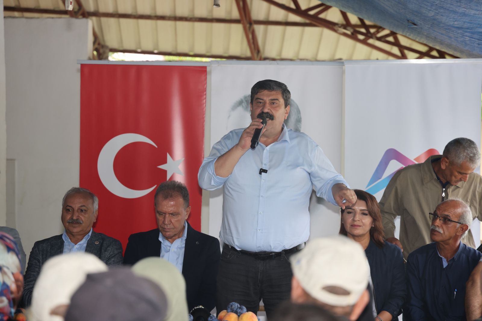 Belediye Başkanı Abdurrahman Yıldız, kırsal mahallelerde vatandaşlarla buluştu