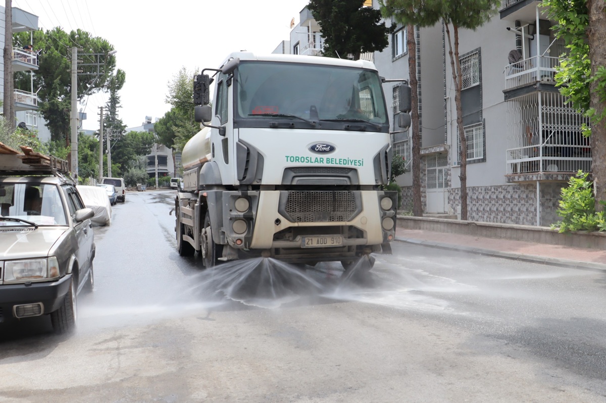 TOROSLAR'DA TEMİZLİK VE YEŞİL ALANLAR İÇİN YOĞUN ÇALIŞMA