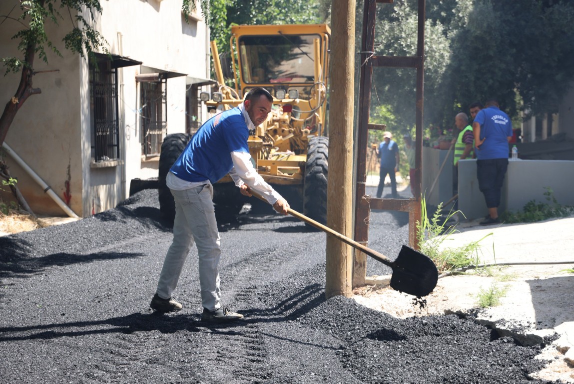 TOROSLAR’DA ASFALT BAKIM ÇALIŞMALARI ARALIKSIZ SÜRÜYOR