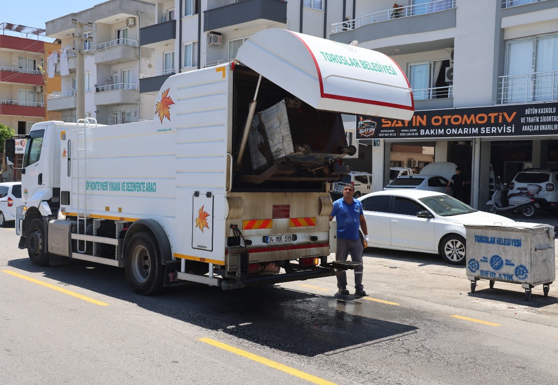TOROSLAR’DA ÇÖP KONTEYNERLERİ YERİNDE YIKANARAK DEZENFEKTE EDİLİYOR
