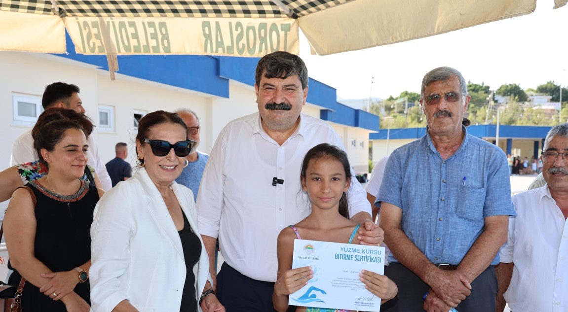 BAŞKAN YILDIZ, YÜZME KURSUNA KATILAN GENÇLERE SERTİFİKALARINI VERDİ