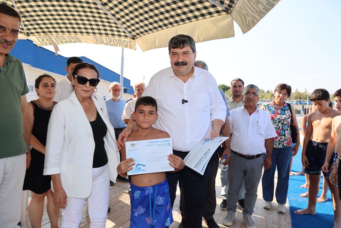 BAŞKAN YILDIZ, YÜZME KURSUNA KATILAN GENÇLERE SERTİFİKALARINI VERDİ