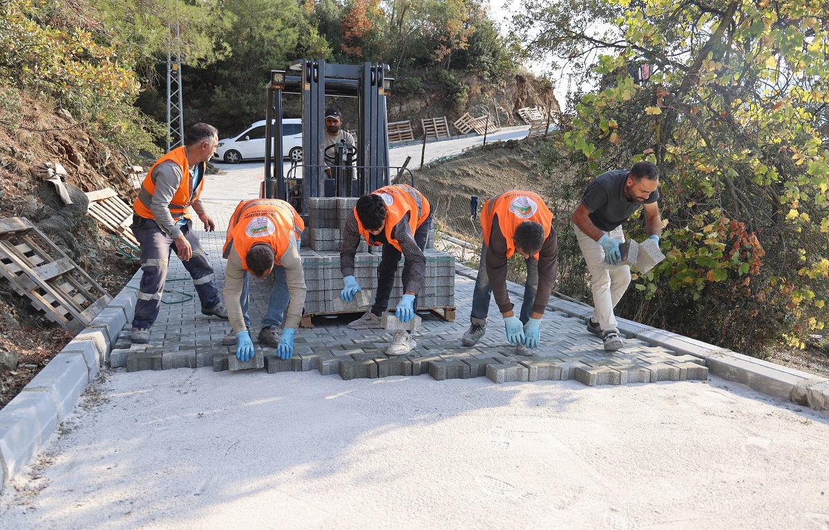 TOROSLAR BELEDİYESİ, YOL VE KALDIRIM ÇALIŞMALARINDA HIZ KESMİYOR