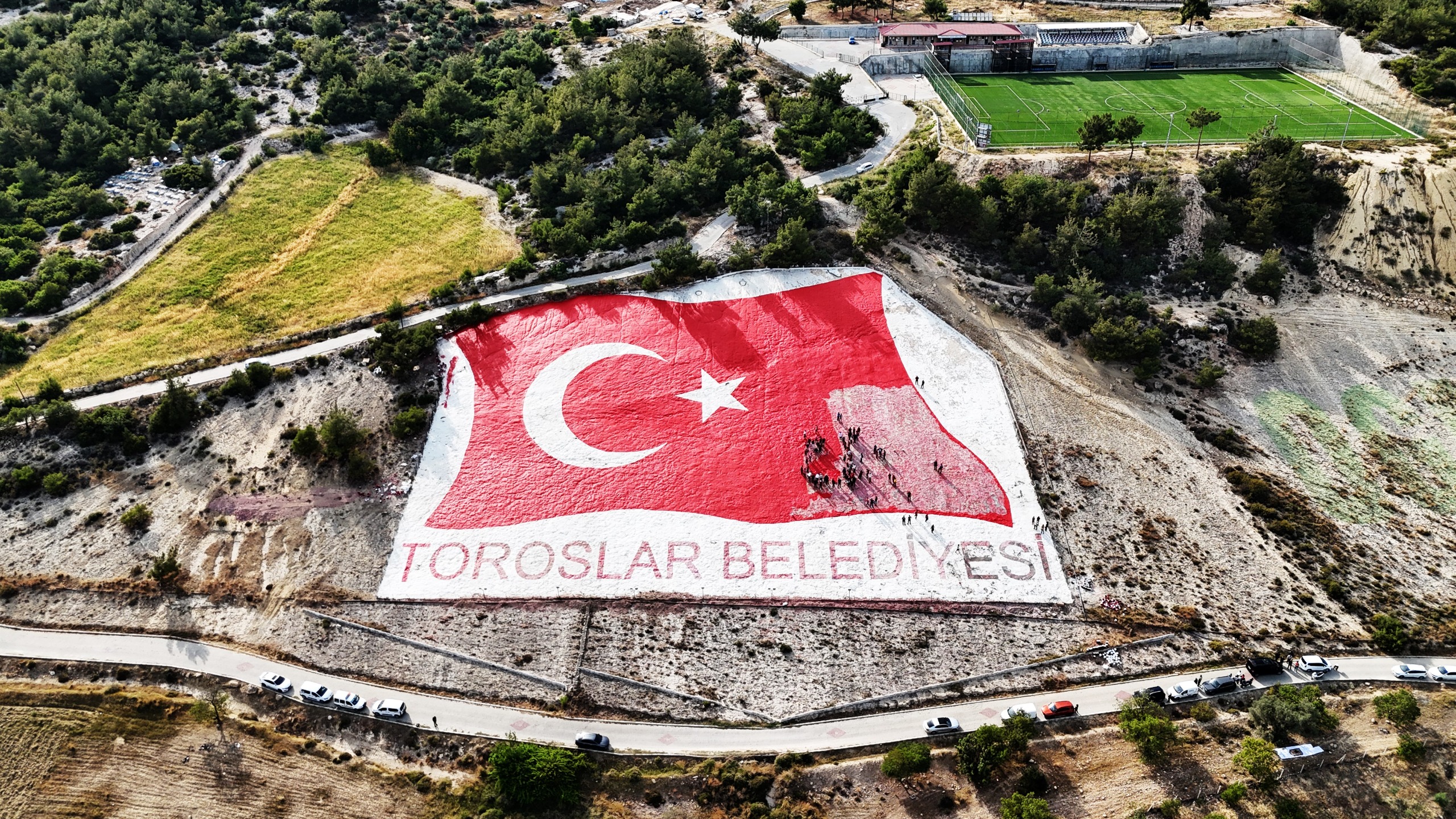 BAŞKAN YILDIZ, KENTİN SİMGESİ OLAN AY YILDIZLI TÜRK BAYRAĞI’NI GENÇLERLE BOYADI