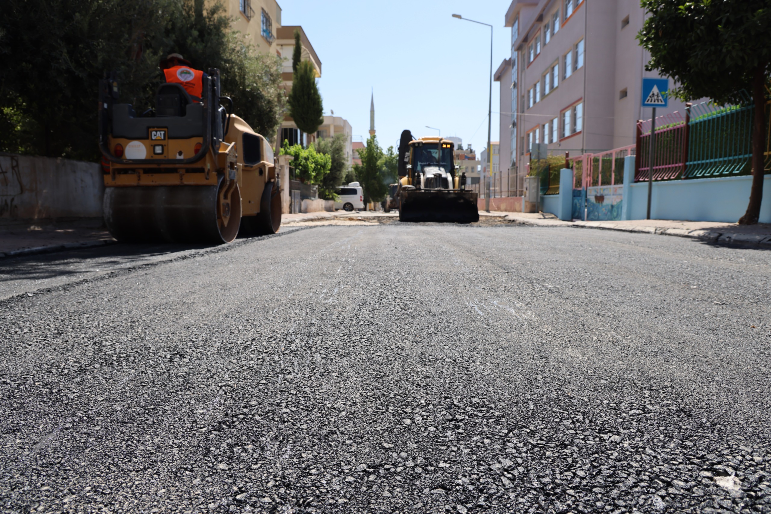TOROSLAR’DA ASFALT BAKIM VE YENİLEME ÇALIŞMALARI HIZ KESMİYOR