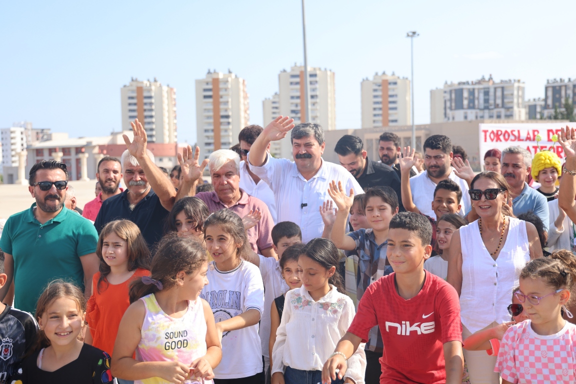 TOROSLAR BELEDİYESİNİN DÜNYA BARIŞ GÜNÜ ETKİNLİĞİ FARKLI RENKLERİ BULUŞTURDU
