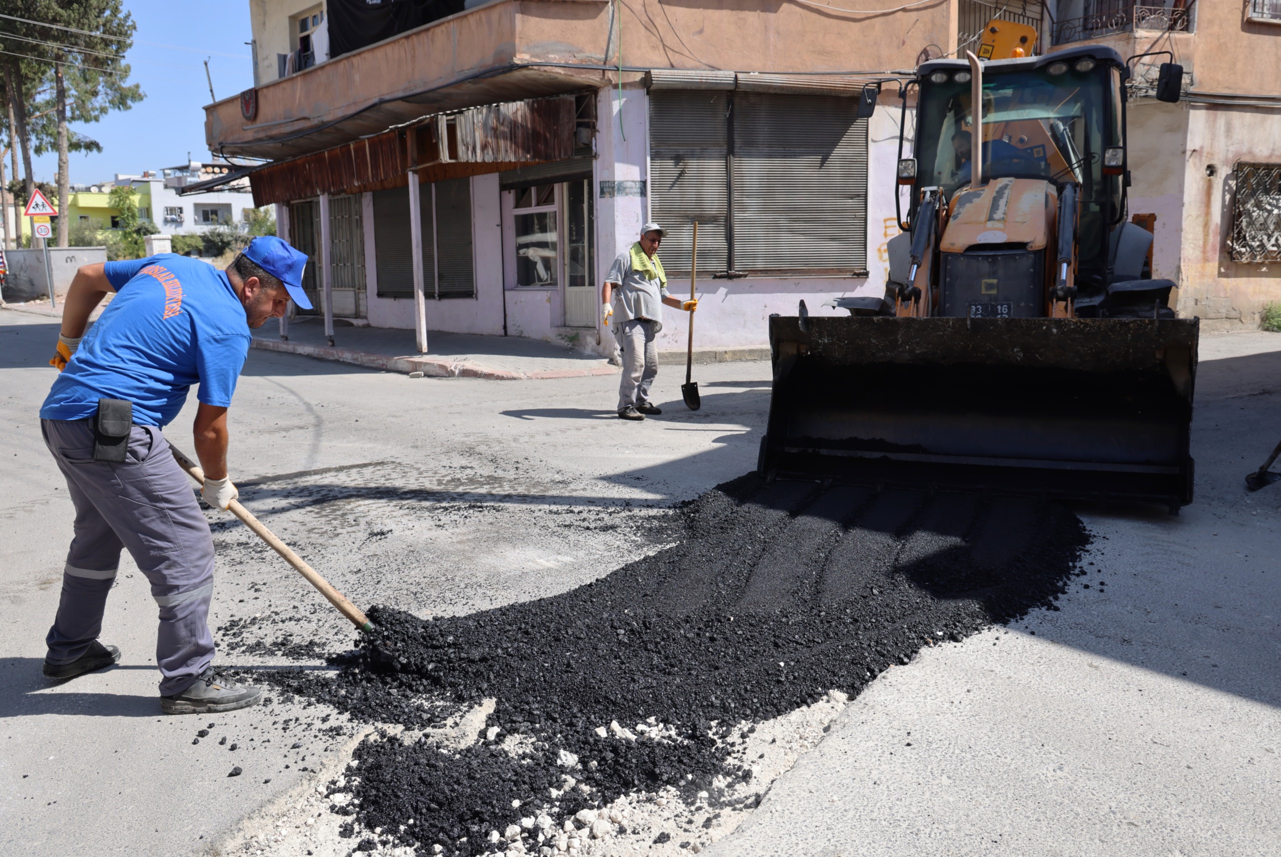 TOROSLAR’DA ASFALT BAKIM VE YENİLEME ÇALIŞMALARI HIZ KESMİYOR
