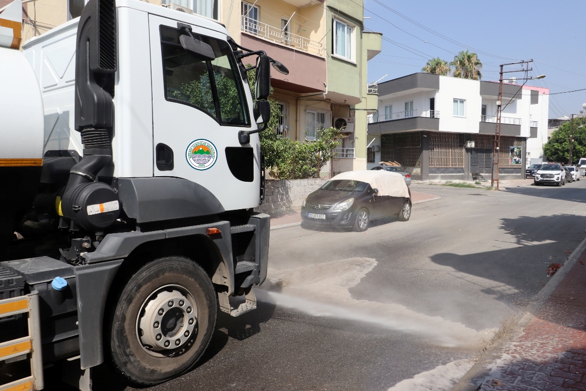 TOROSLAR’DA YOL YIKAMA ÇALIŞMALARI PERİYODİK OLARAK DEVAM EDİYOR