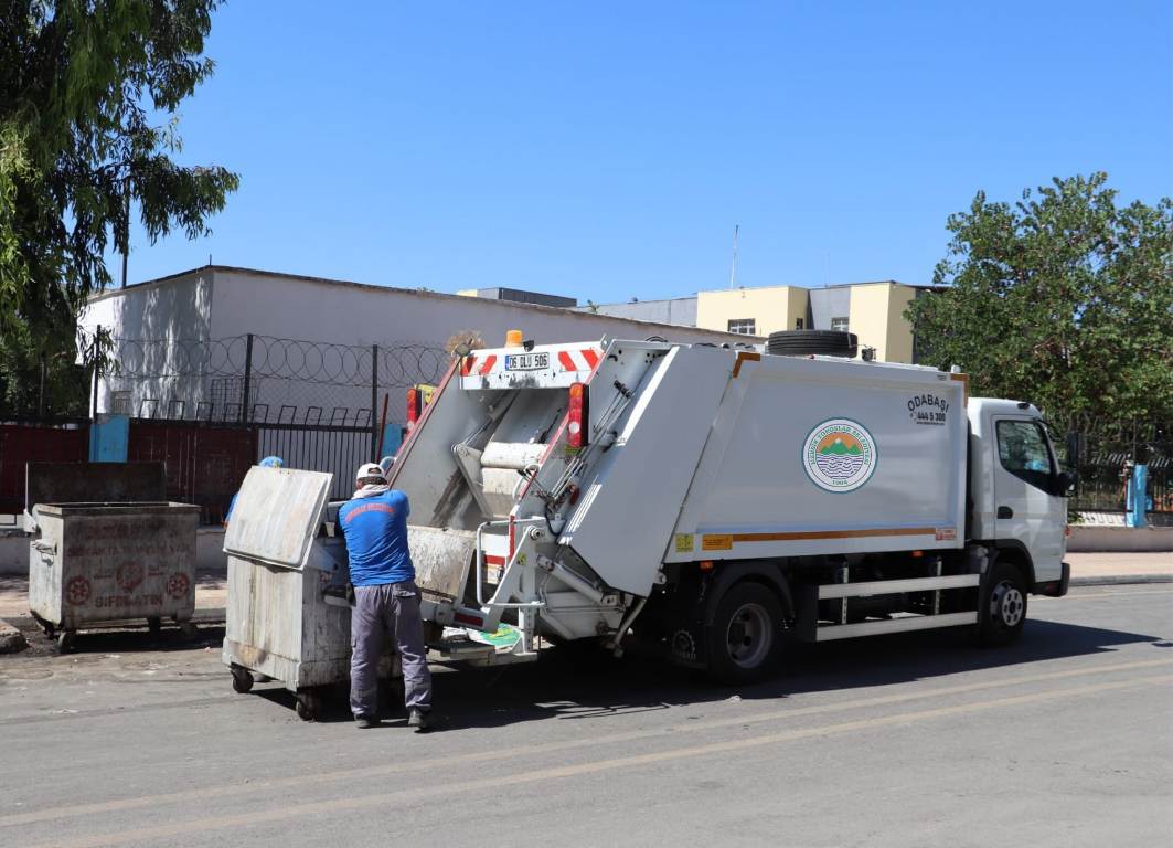 ÇÖP KONTEYNERLERİ YERİNDE YIKANIYOR