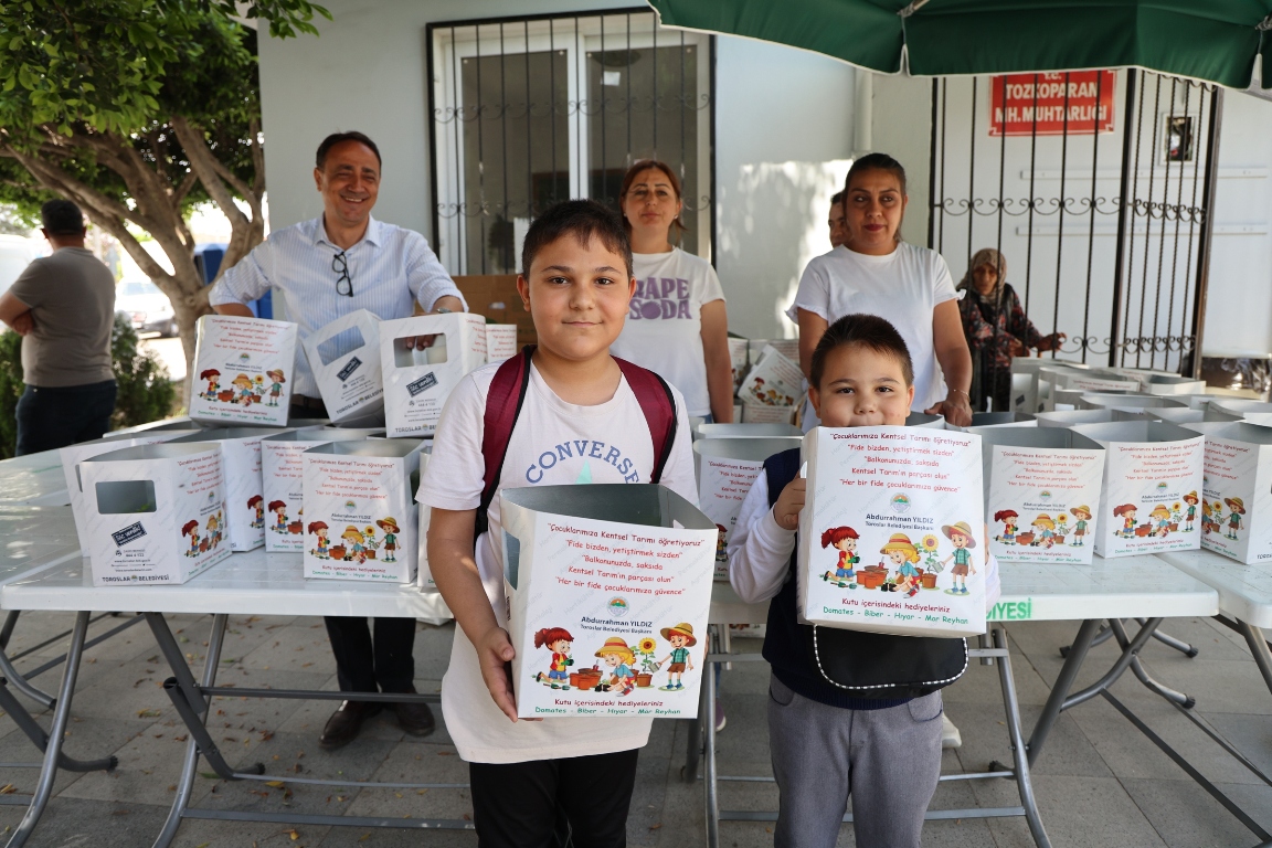 TOROSLAR BELEDİYESİ ÇOCUKLARA BİNLERCE FİDE DAĞITTI