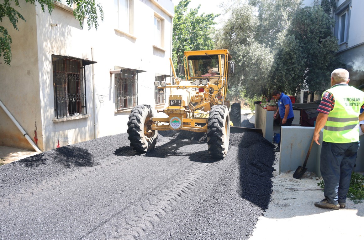 TOROSLAR’DA ASFALT BAKIM ÇALIŞMALARI ARALIKSIZ SÜRÜYOR
