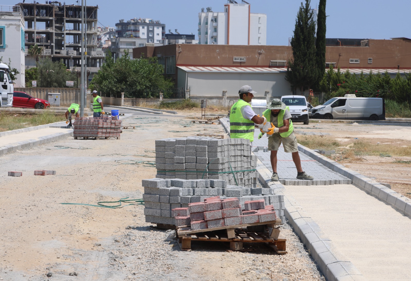 TOROSLAR’DA YOL VE KALDIRIM ÇALIŞMALARI HIZ KESMEDEN DEVAM EDİYOR
