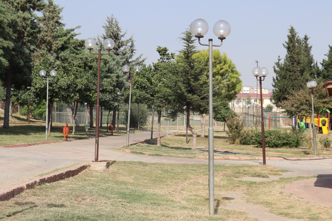 TOROSLAR BELEDİYESİ PARKLARDAKİ AYDINLATMA SİSTEMLERİNİ YENİLİYOR