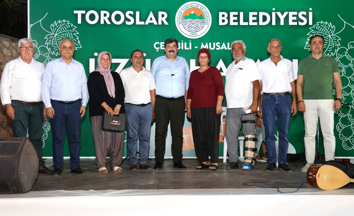 Toroslar Belediyesinin düzenlediği Üzüm Hasat Etkinliğinde renkli görüntüler vardı