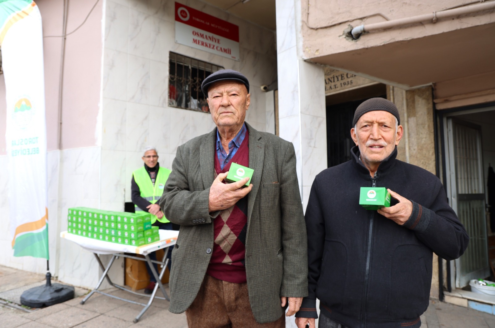 TOROSLAR BELEDİYESİ İLÇENİN FARKLI NOKTALARINDA KANDİL SİMİDİ DAĞITTI