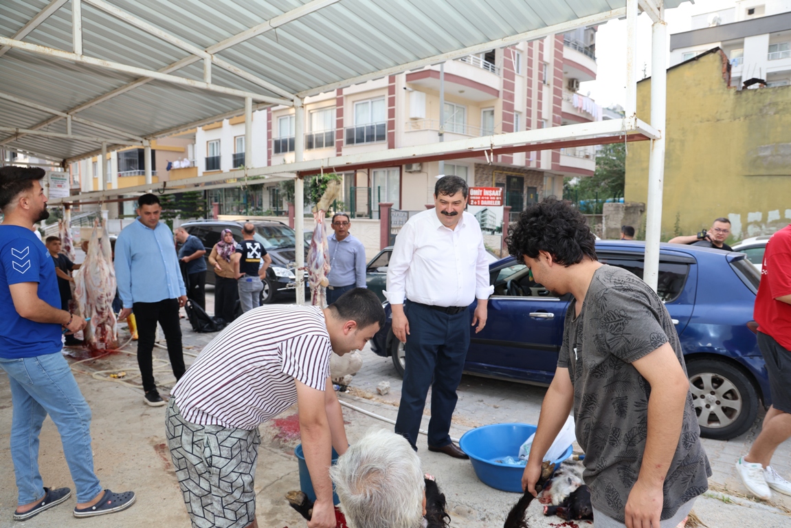 BAŞKAN YILDIZ, VATANDAŞLARLA BAYRAMLAŞTI, KURBAN KESİM YERLERİNİ ZİYARET ETTİ