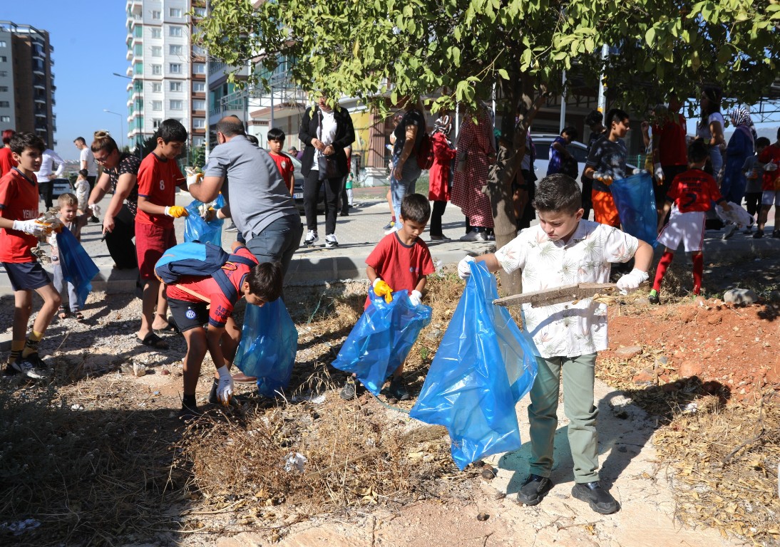 TOROSLAR’DA ÇOCUKLAR OYUN OYNADIKLARI PARK, YEŞİL ALAN VE SOKAKLARDA ÇÖP TOPLADI