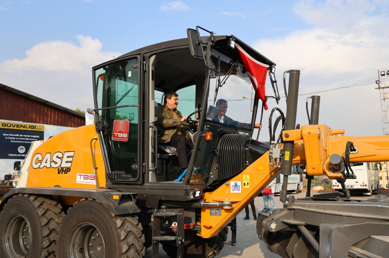 TBB’DEN TOROSLAR’A GREYDER VE ATIK TOPLAMA ARACI HİBESİ