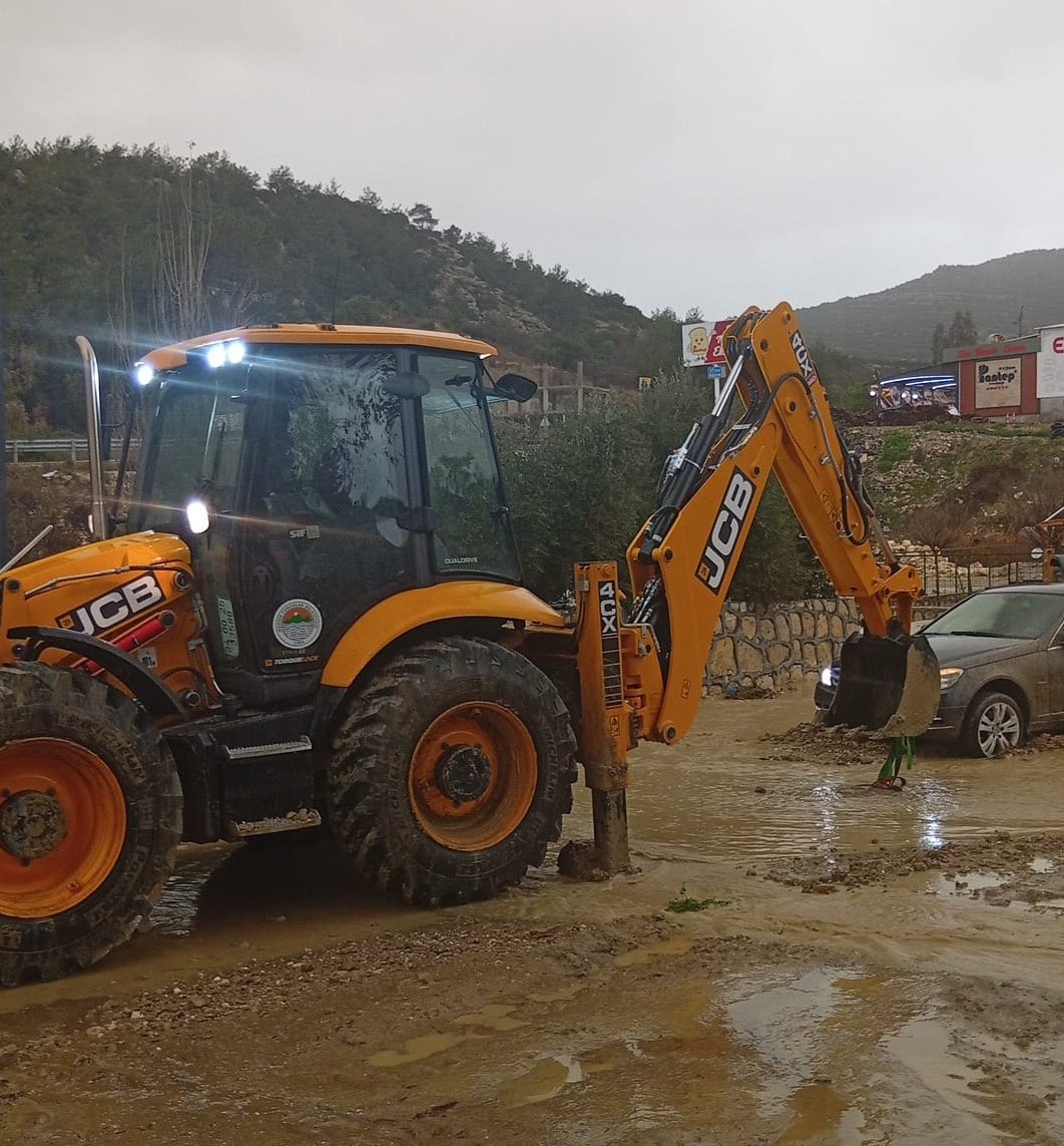 TOROSLAR BELEDİYESİ EKİPLERİNDEN YAĞIŞ MESAİSİ