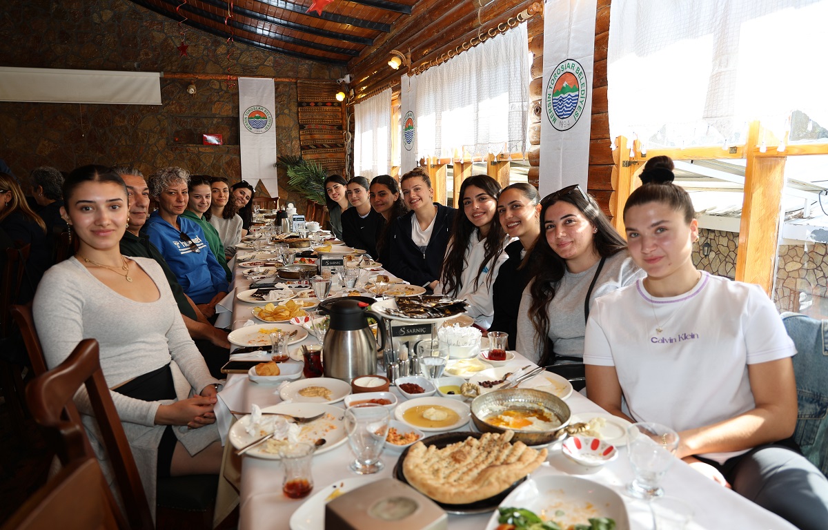 TOROSLAR’IN KADIN VOLEYBOL TAKIMINDAN GALİBİYET SEVİNCİ