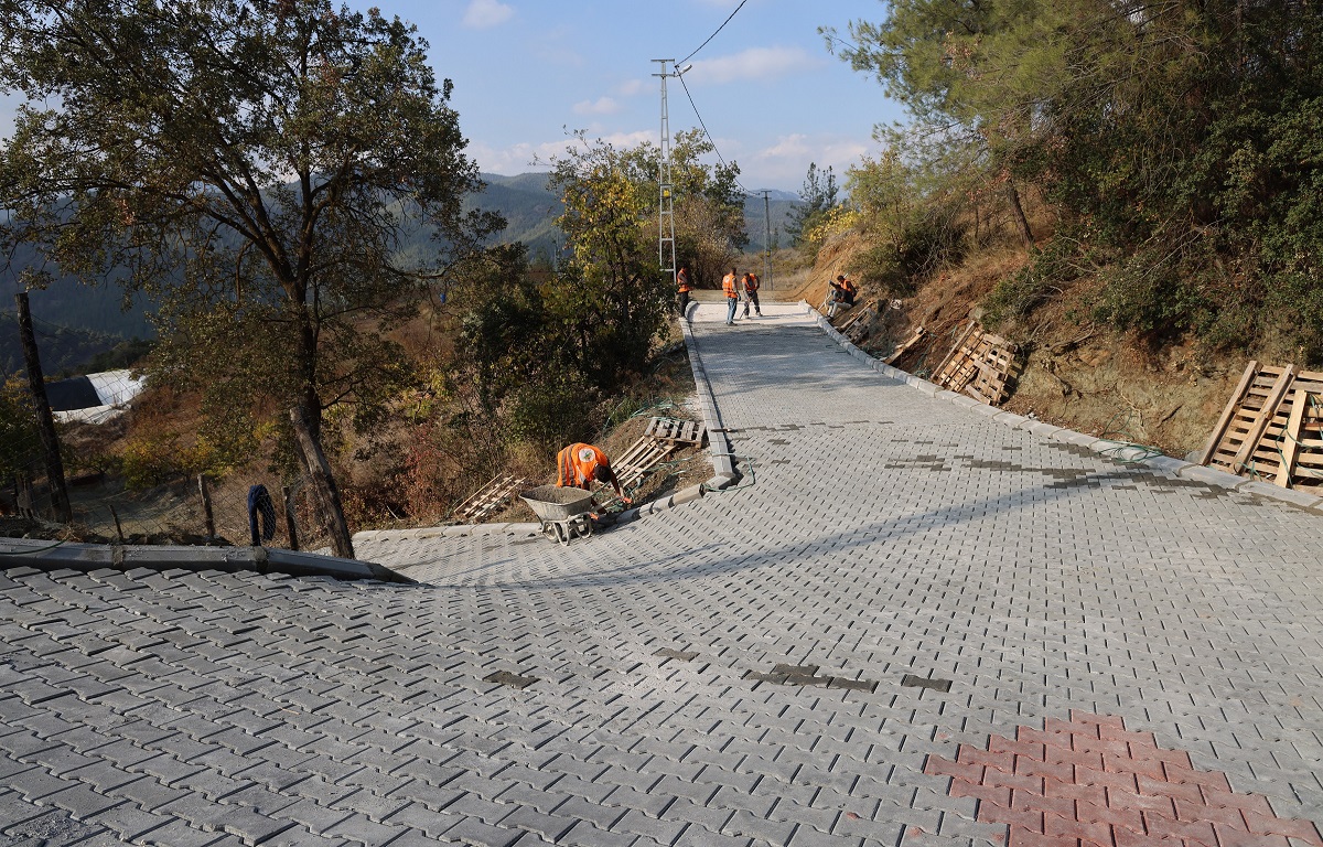 TOROSLAR BELEDİYESİ, YOL VE KALDIRIM ÇALIŞMALARINDA HIZ KESMİYOR