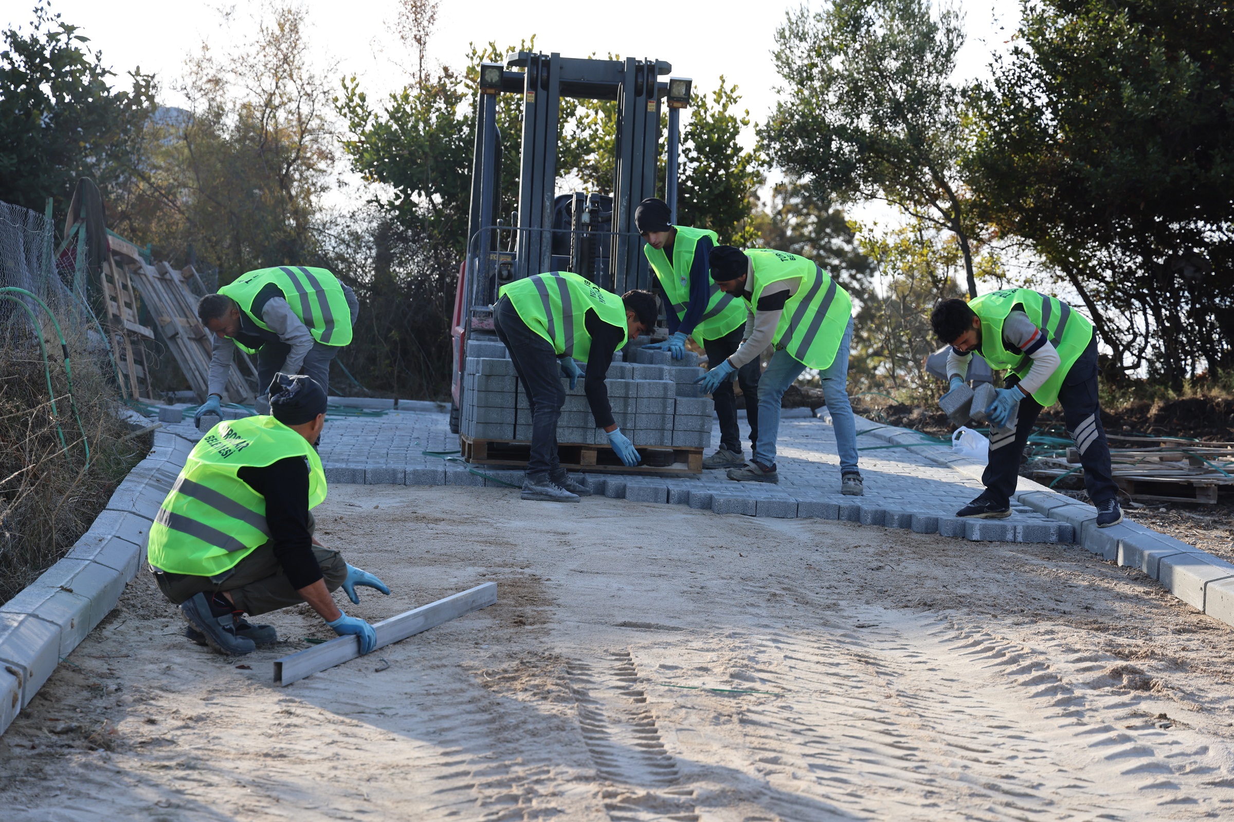 TOROSLAR BELEDİYESİ KIRSAL MAHALLELERDE YOLLARI YENİLİYOR