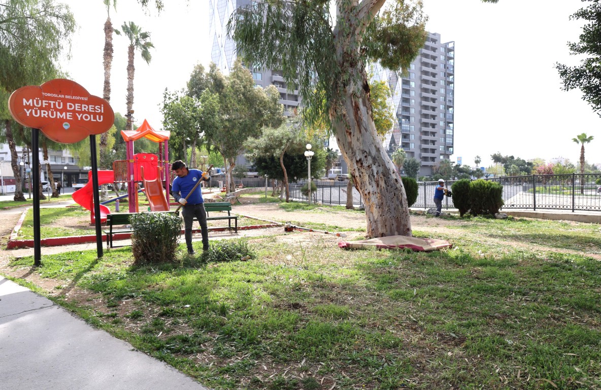 TOROSLAR’IN PARKLARINDA BAHAR TEMİZLİĞİ