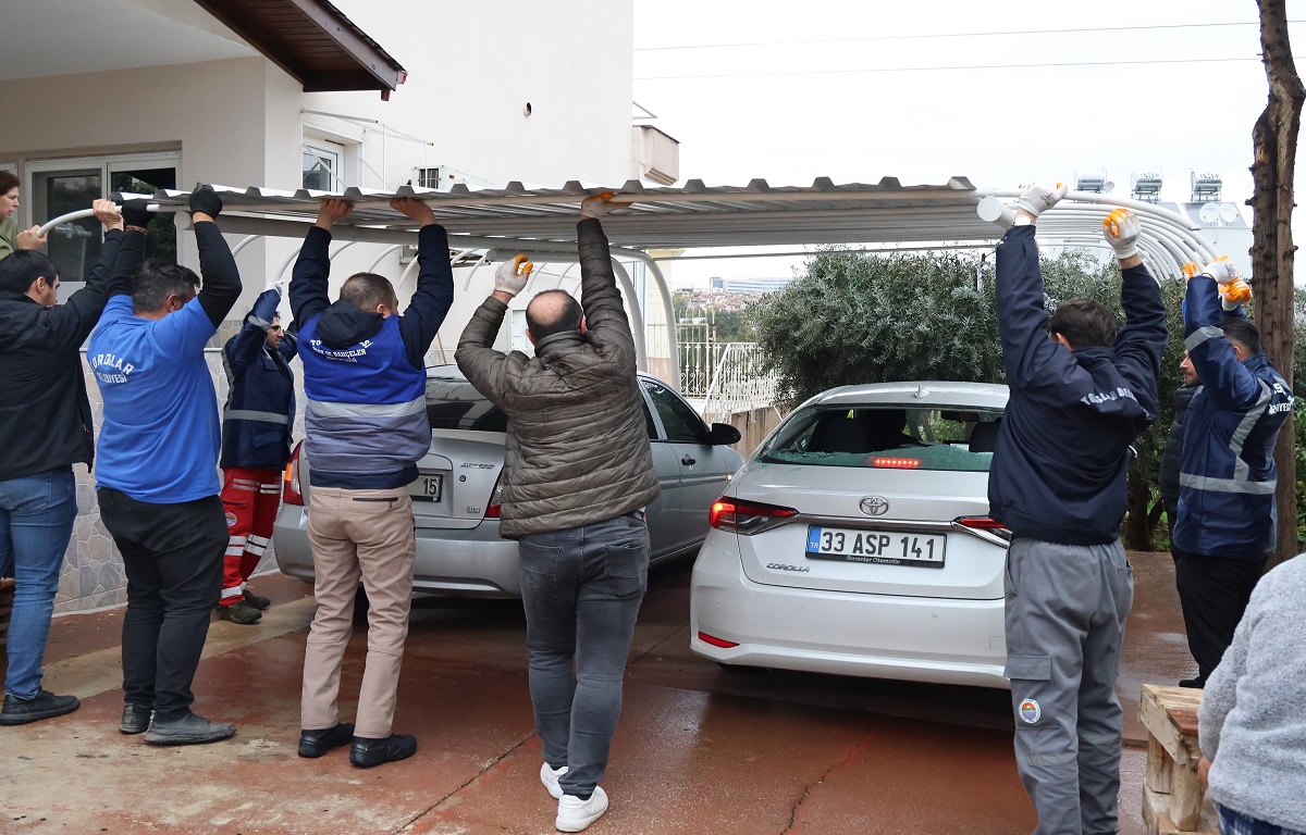 MERSİN’DE ŞİDDETLİ FIRTINA AĞAÇLARI DEVİRDİ, ÇATILARI UÇURDU: TOROSLAR BELEDİYESİ ANINDA SAHAYA İNDİ