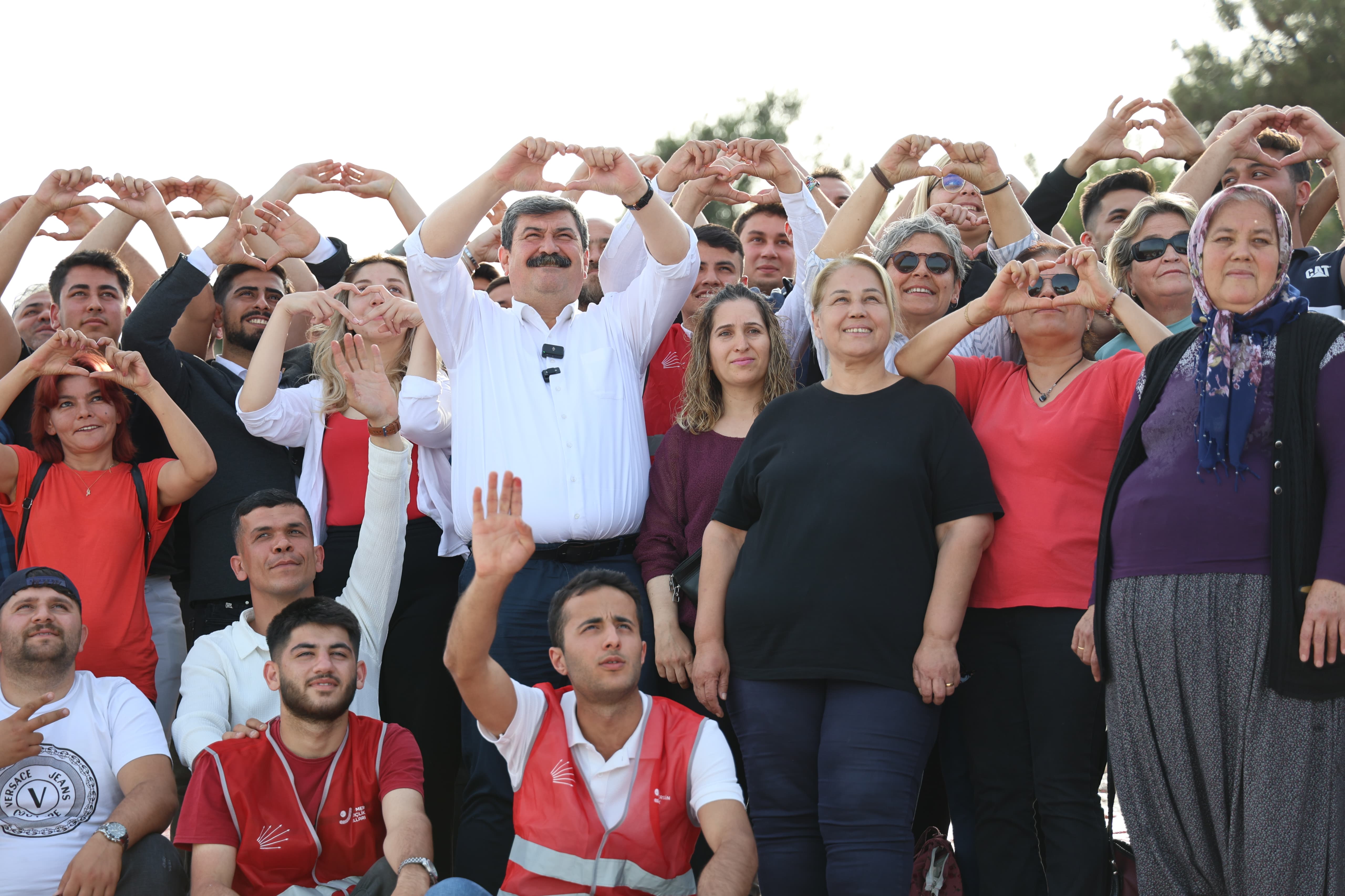 BAŞKAN YILDIZ, KENTİN SİMGESİ OLAN AY YILDIZLI TÜRK BAYRAĞI’NI GENÇLERLE BOYADI