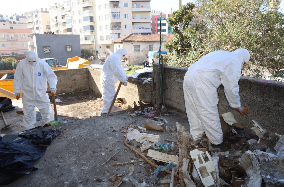 TOROSLAR'DA HALK SAĞLIĞINI TEHDİT EDEN ÇÖP EV TEMİZLENDİ
