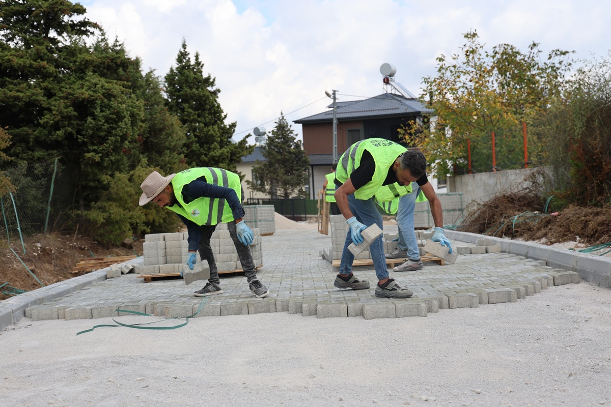 TOROSLAR’IN KIRSAL MAHALLELERİNDE YOLLAR YENİLENİYOR