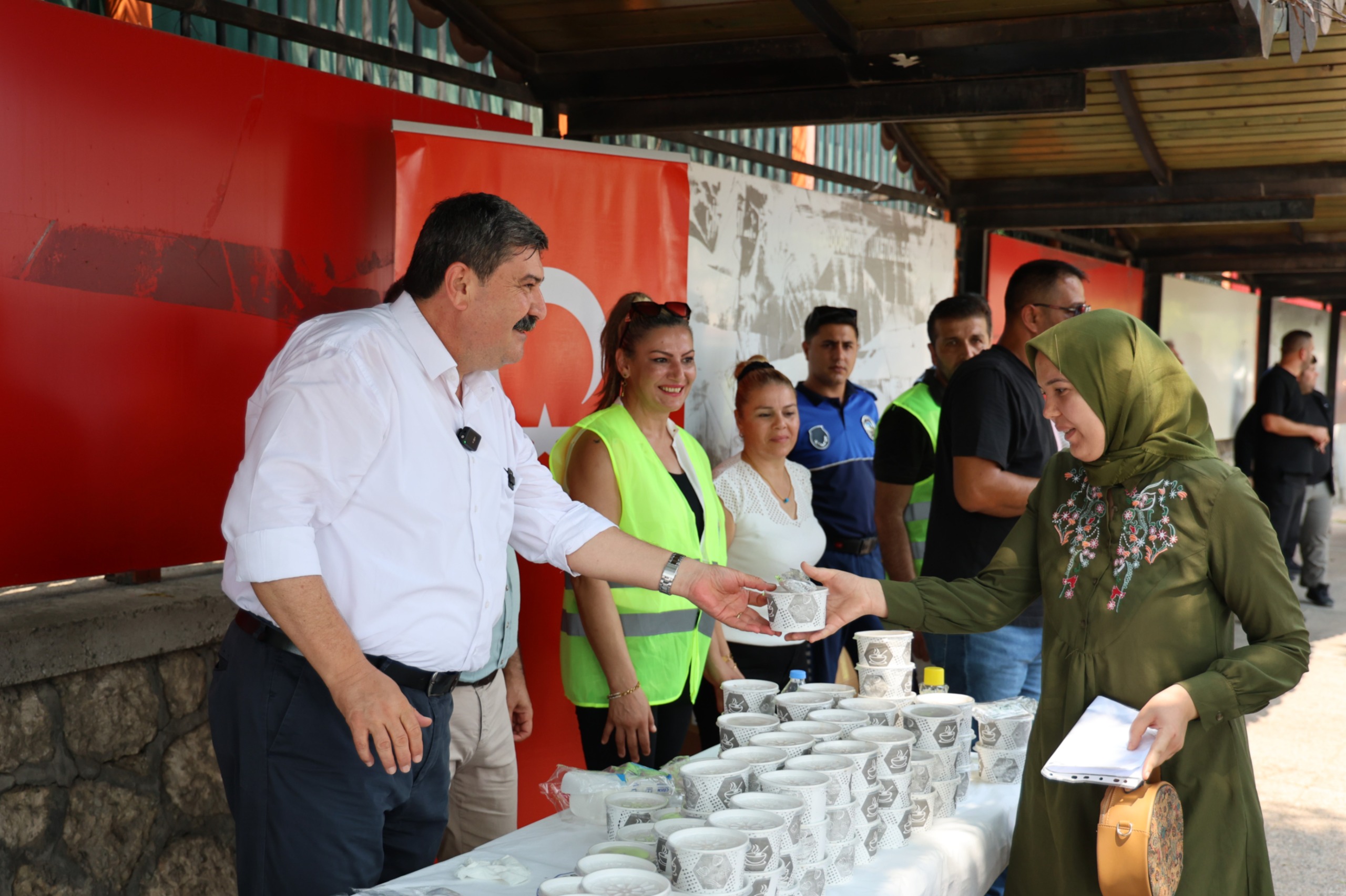 TOROSLAR’DA GELENEKSEL AŞURE İKRAMI YOĞUN İLGİ GÖRDÜ