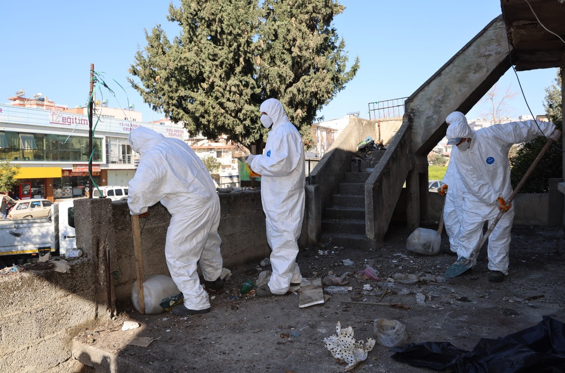 TOROSLAR'DA HALK SAĞLIĞINI TEHDİT EDEN ÇÖP EV TEMİZLENDİ
