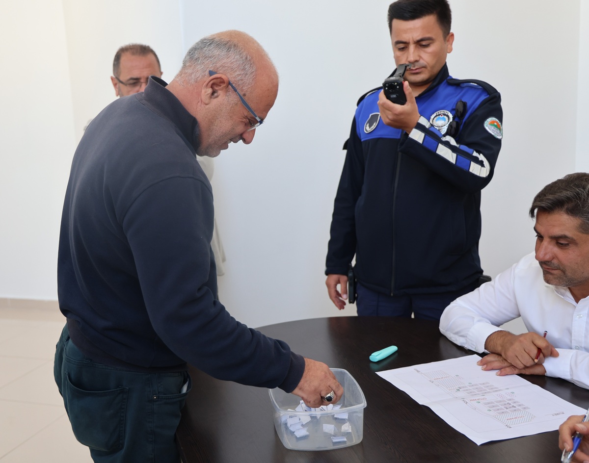 MERSİN’İN EN BÜYÜK KURBAN SATIŞ ALANLARINDAN BİRİ TOROSLAR’DA HİZMETE HAZIRLANIYOR
