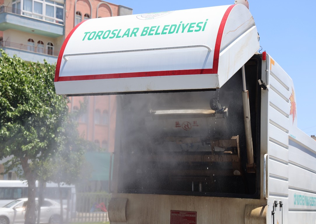 TOROSLAR’DA ÇÖP KONTEYNERLERİ YERİNDE YIKANARAK DEZENFEKTE EDİLİYOR