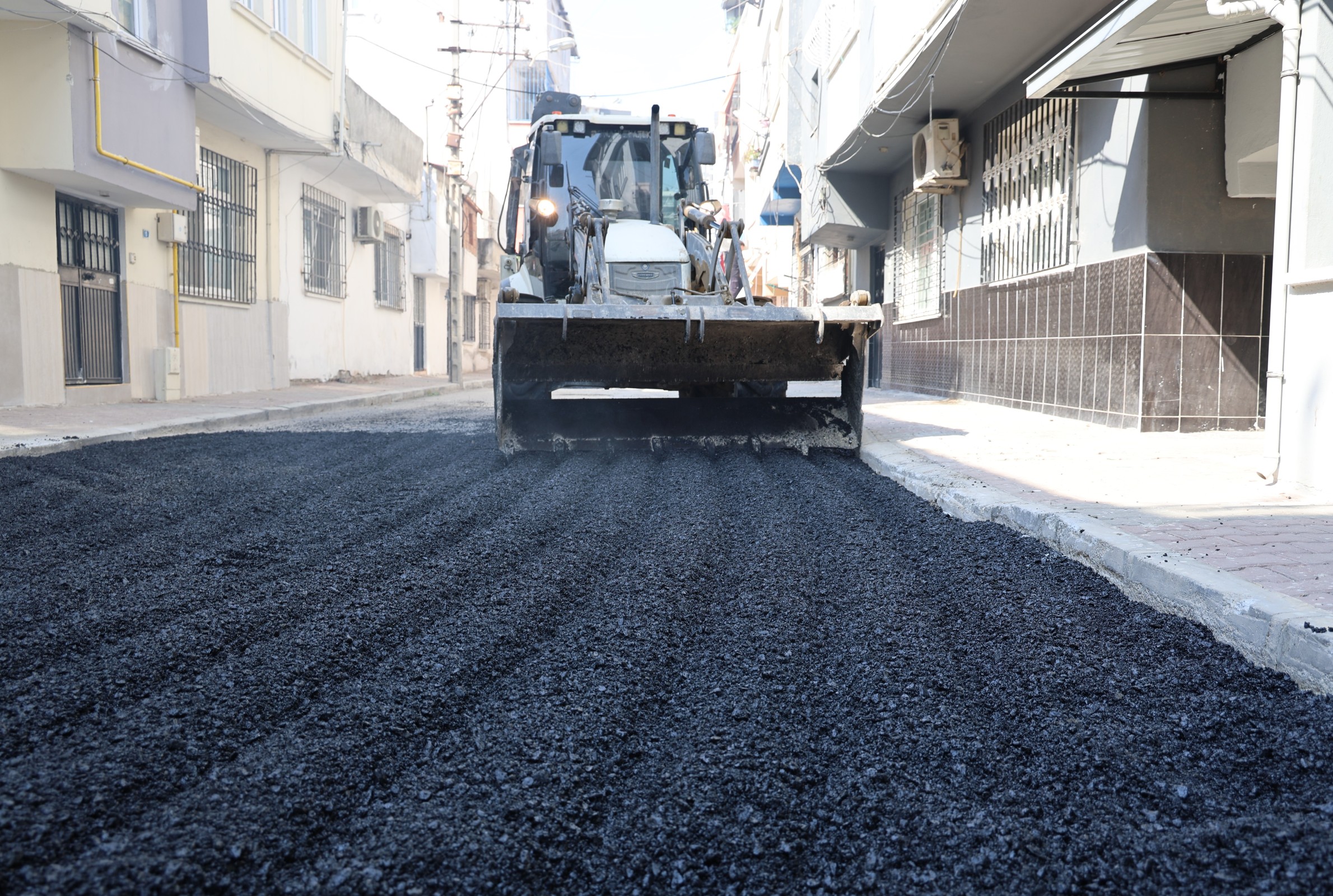 TOROSLAR’DA YOL VE KALDIRIM ÇALIŞMALARI SÜRÜYOR