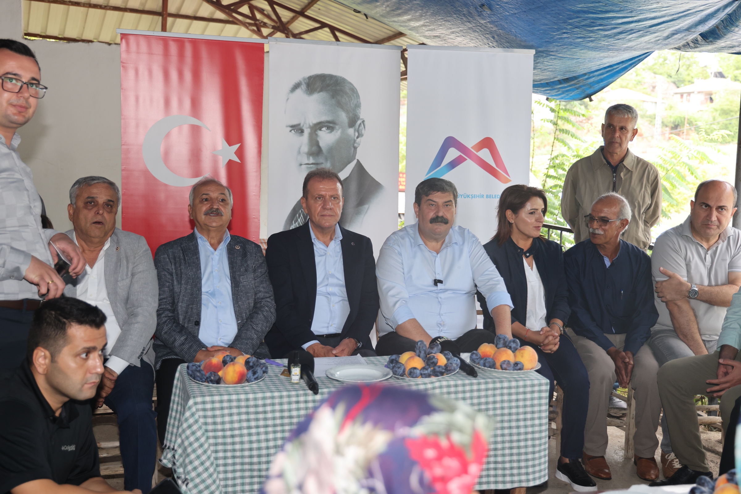 Belediye Başkanı Abdurrahman Yıldız, kırsal mahallelerde vatandaşlarla buluştu