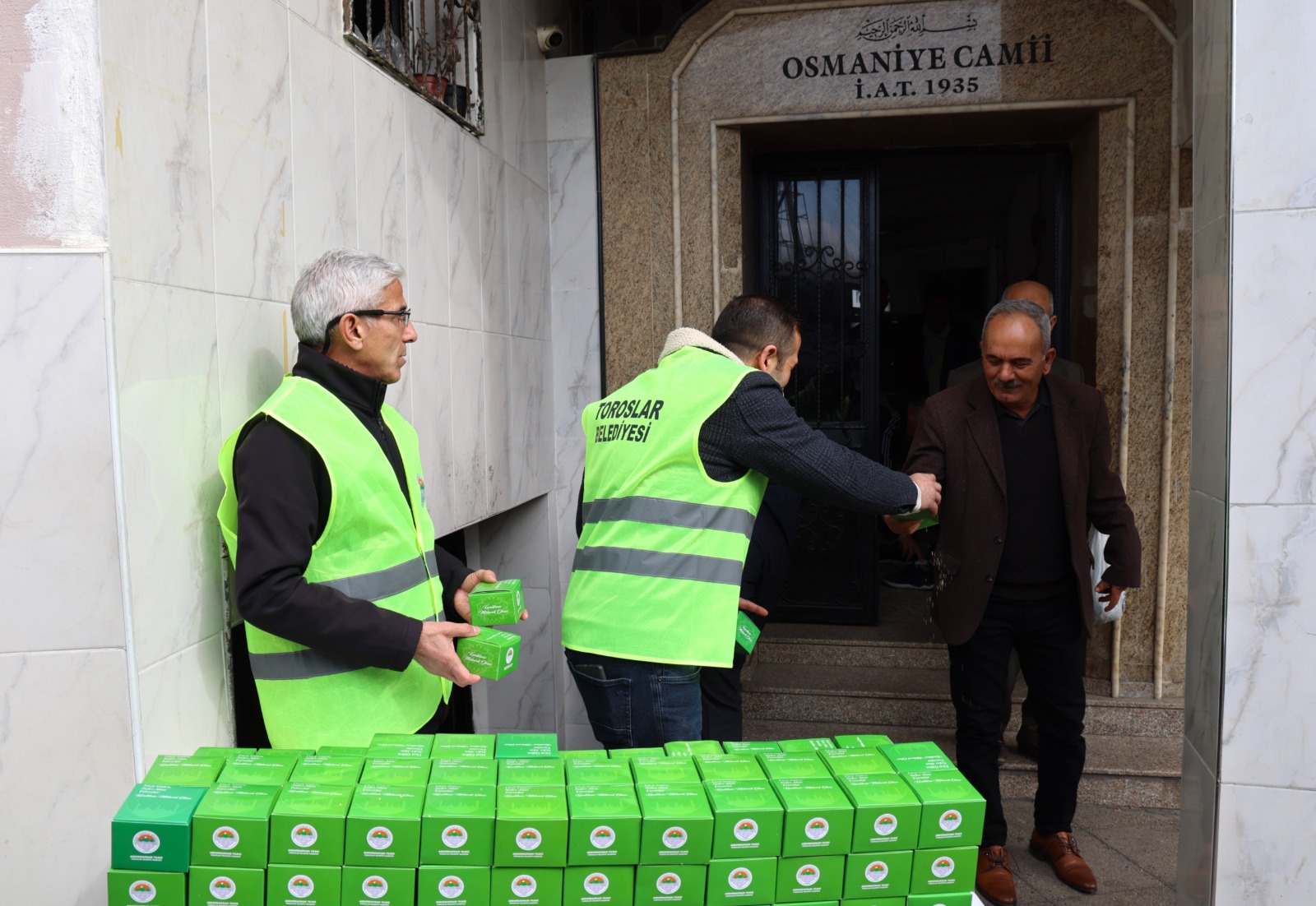 TOROSLAR BELEDİYESİ İLÇENİN FARKLI NOKTALARINDA KANDİL SİMİDİ DAĞITTI