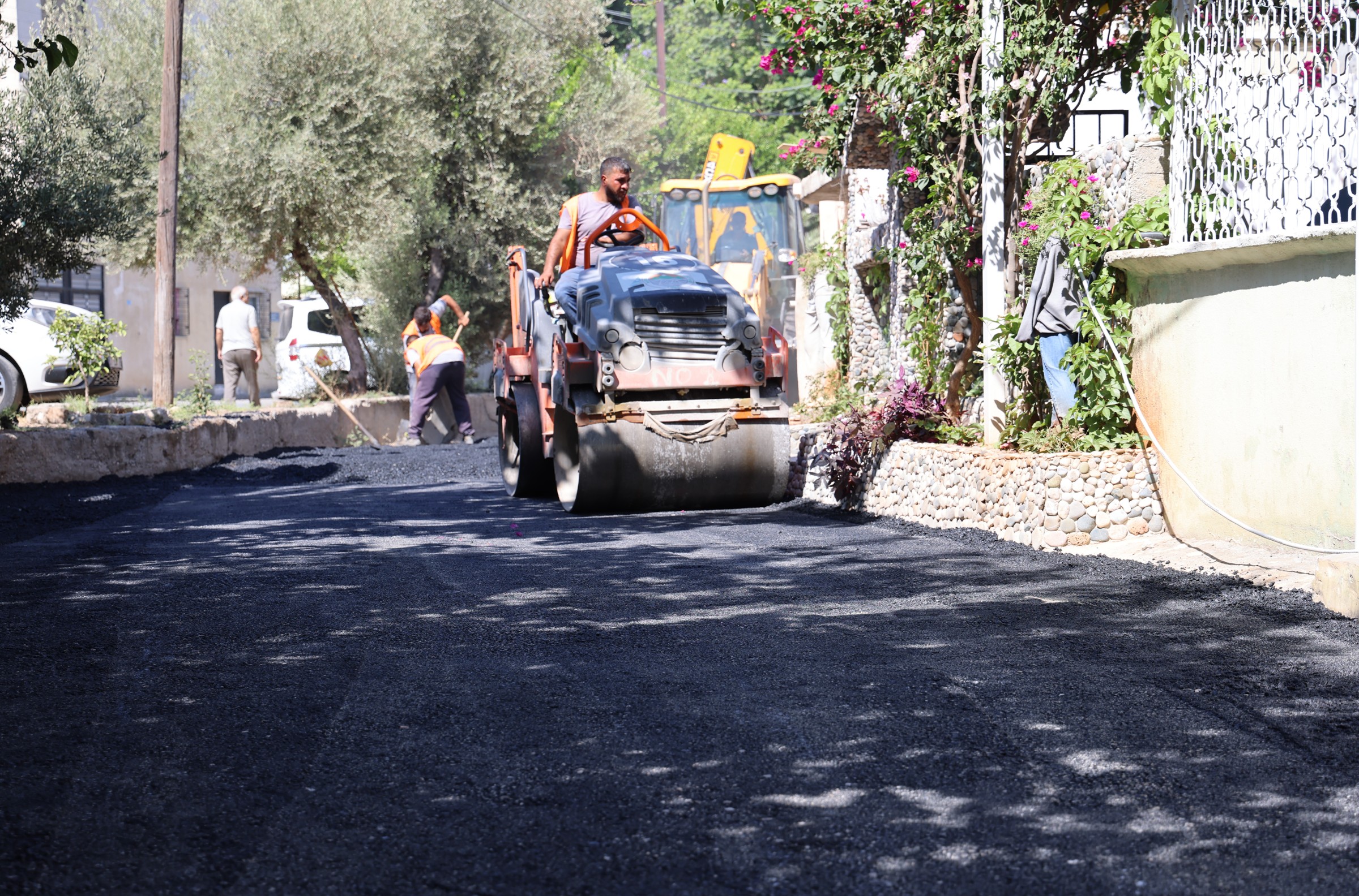 TOROSLAR’DA YOL VE KALDIRIM ÇALIŞMALARI SÜRÜYOR