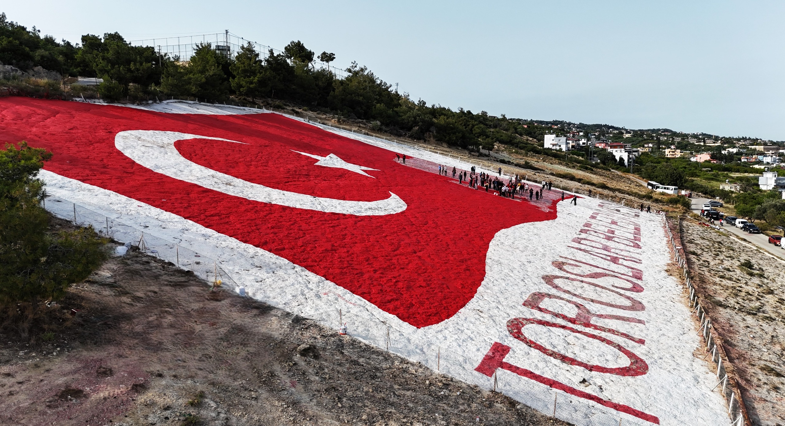 BAŞKAN YILDIZ, KENTİN SİMGESİ OLAN AY YILDIZLI TÜRK BAYRAĞI’NI GENÇLERLE BOYADI