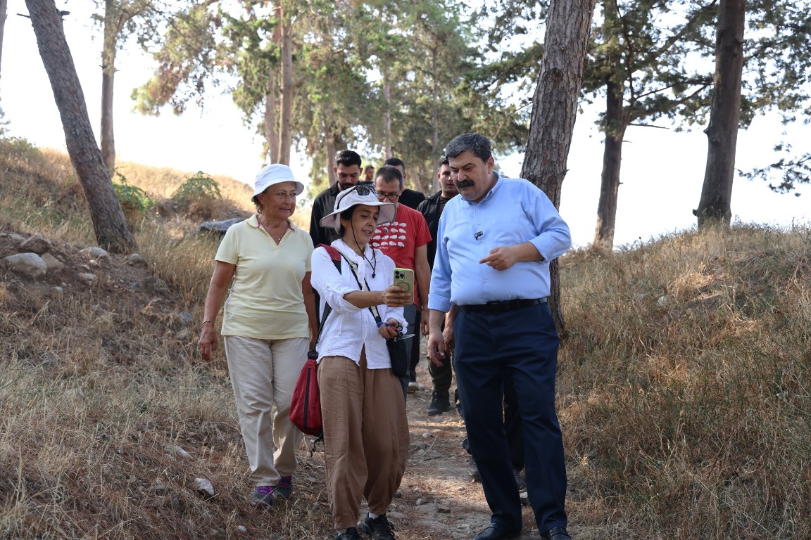 BAŞKAN YILDIZ, 9 BİN YILLIK GEÇMİŞE SAHİP YUMUKTEPE HÖYÜĞÜ’NDE YAPILAN KAZI ÇALIŞMALARINI İNCELEDİ