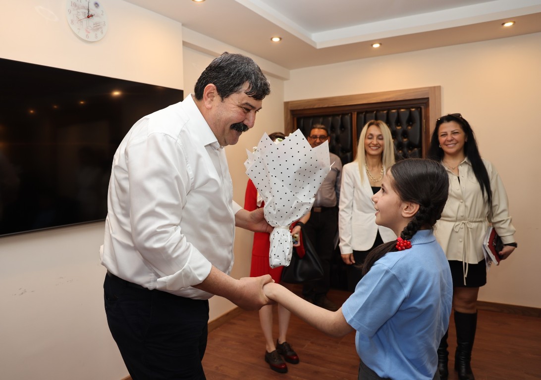 BAŞKAN YILDIZ, 23 NİSAN’DA KOLTUĞUNU MİNİK EYLÜL’E BIRAKTI