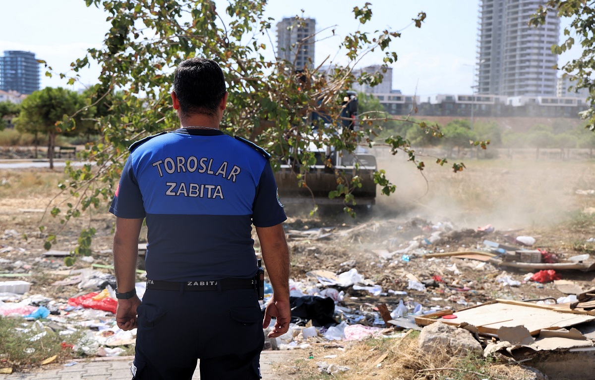 MÜFTÜ DERESİ YÜRÜYÜŞ YOLUNDA İŞGALE SON: TOROSLAR BELEDİYESİNDEN DÜZENLEME