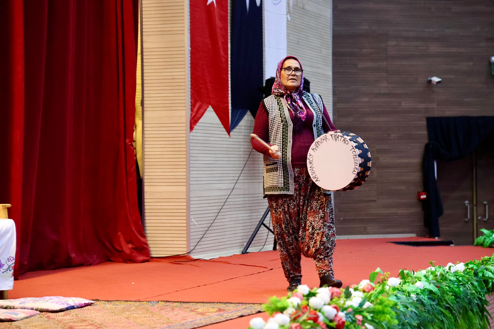 TOROSLAR’DA “ANNE ELİMİ BIRAKMA” TİYATRO OYUNU YÜREKLERE DOKUNDU - Görsel 11