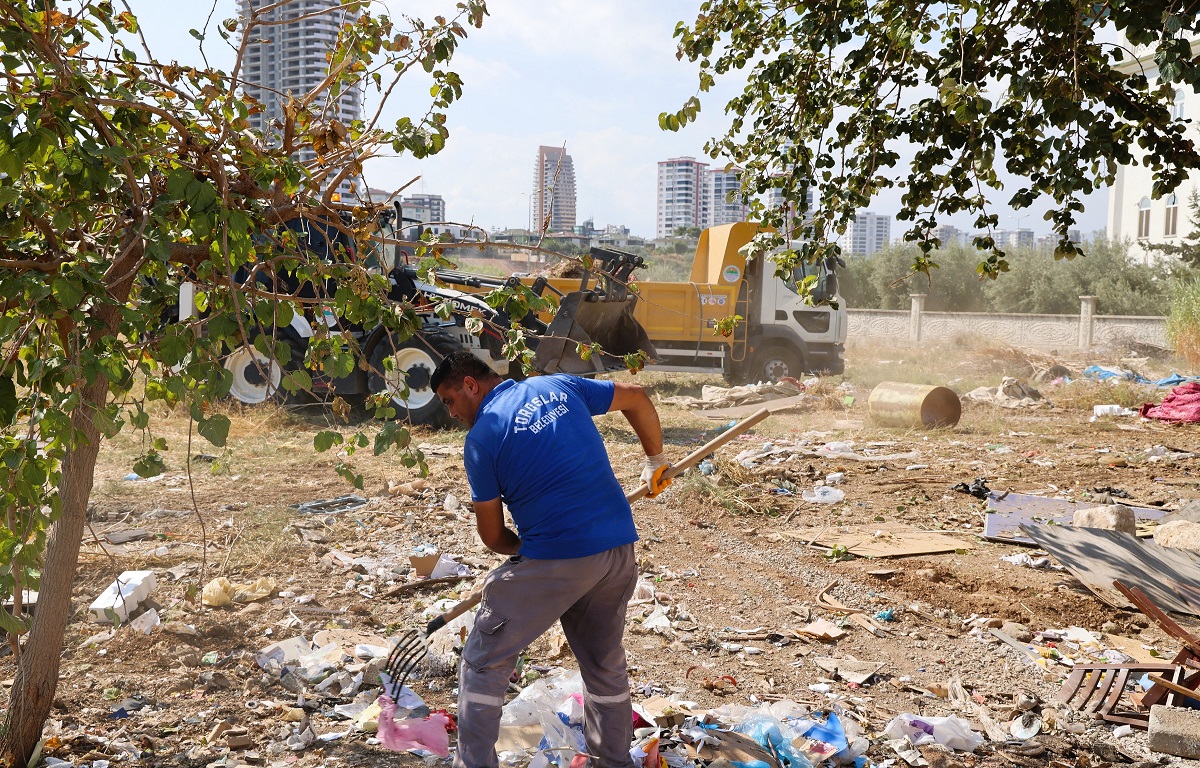 MÜFTÜ DERESİ YÜRÜYÜŞ YOLUNDA İŞGALE SON: TOROSLAR BELEDİYESİNDEN DÜZENLEME